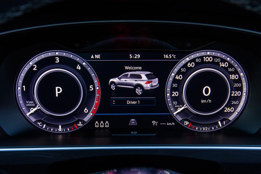 Панель приборов Volkswagen Tiguan R-Line 2016 года  (AU) (фото 22 из 30)